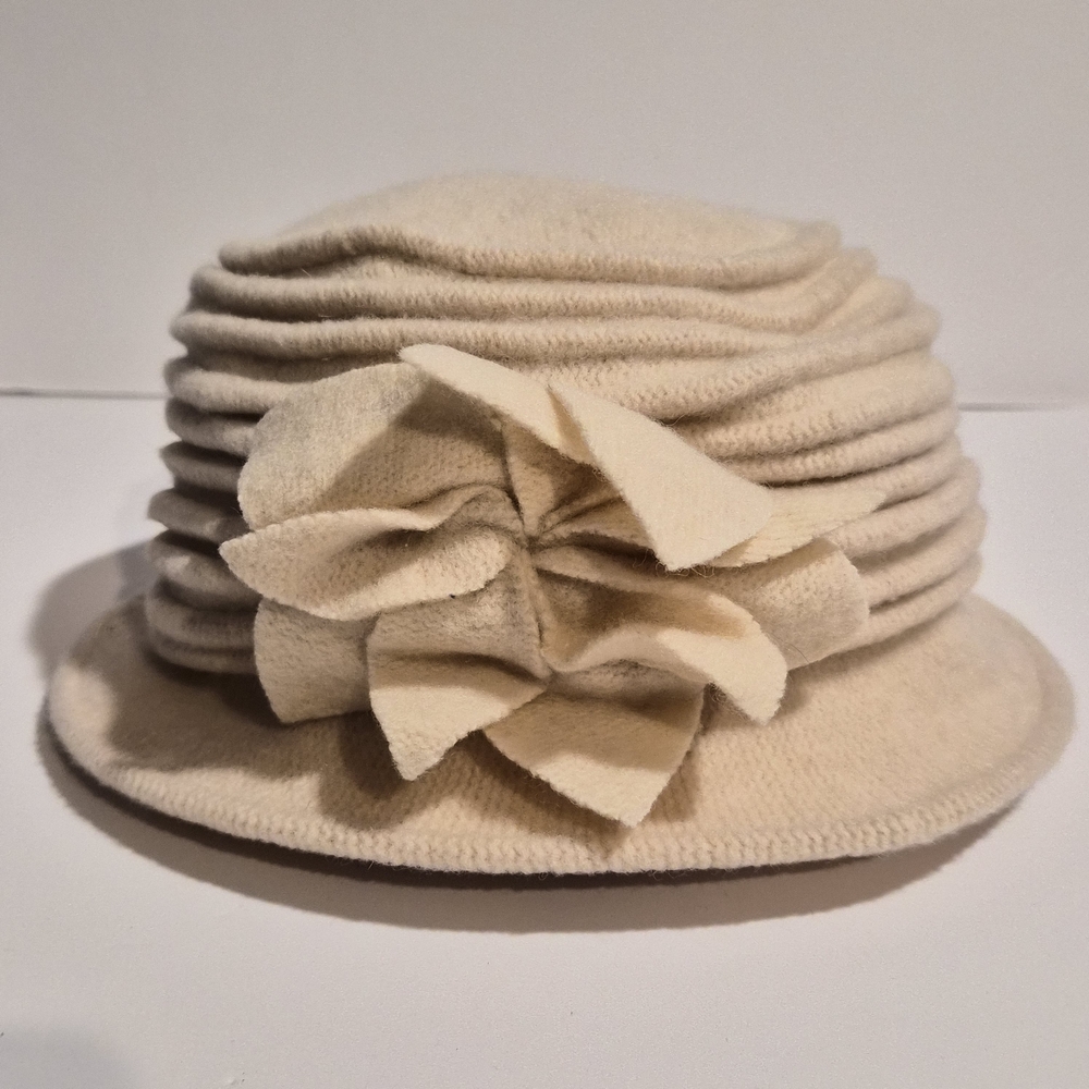 Cream Women's Cloche Hat with Decorative Flower